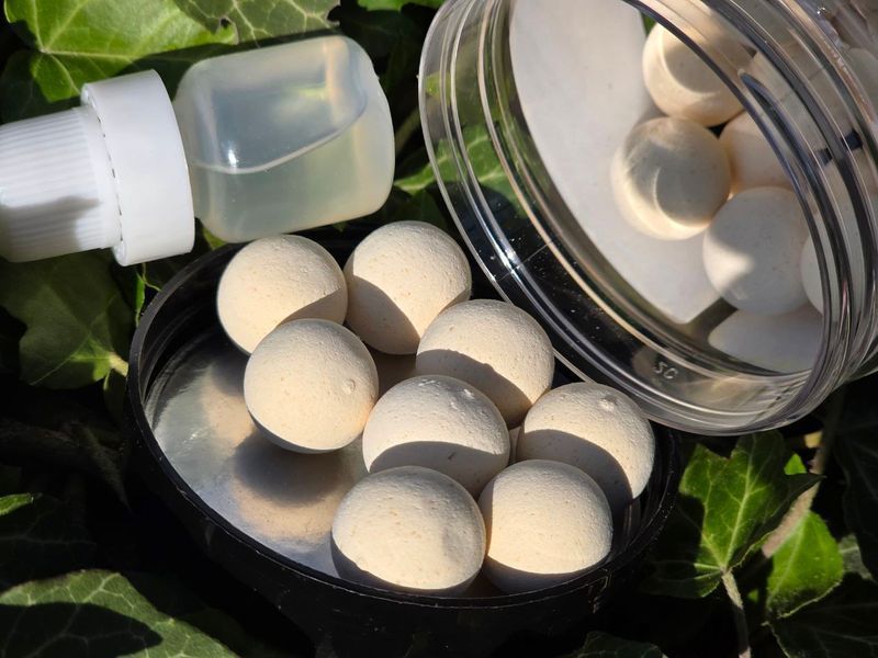 Плаваючі бойли DYNAMITE BAITS Hit n Run Pop-Up White 15mm + бустер DY1272 фото